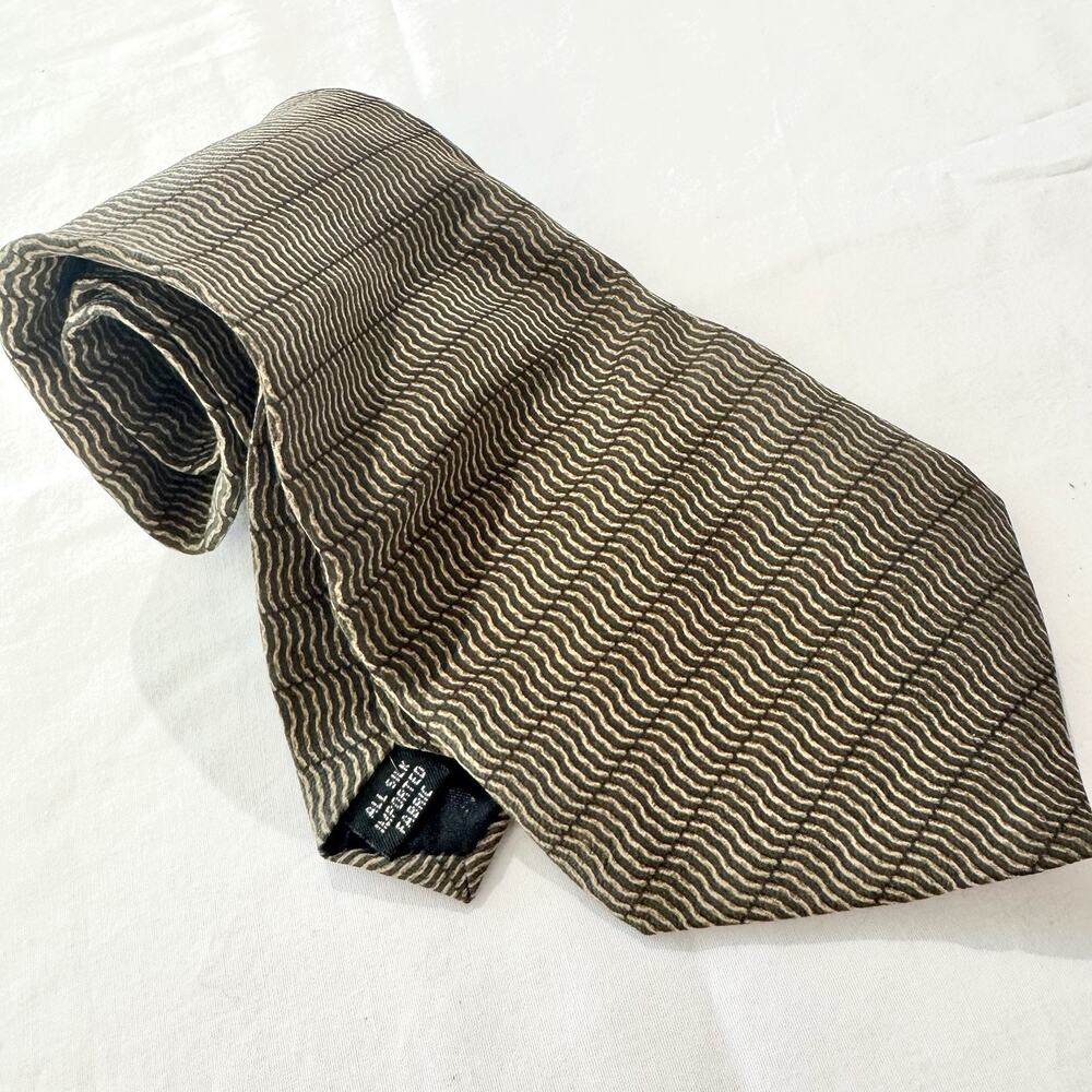Kenneth Cole New York Mens 100% Silk Tie Brown Tan Black Wavy Geometric Print